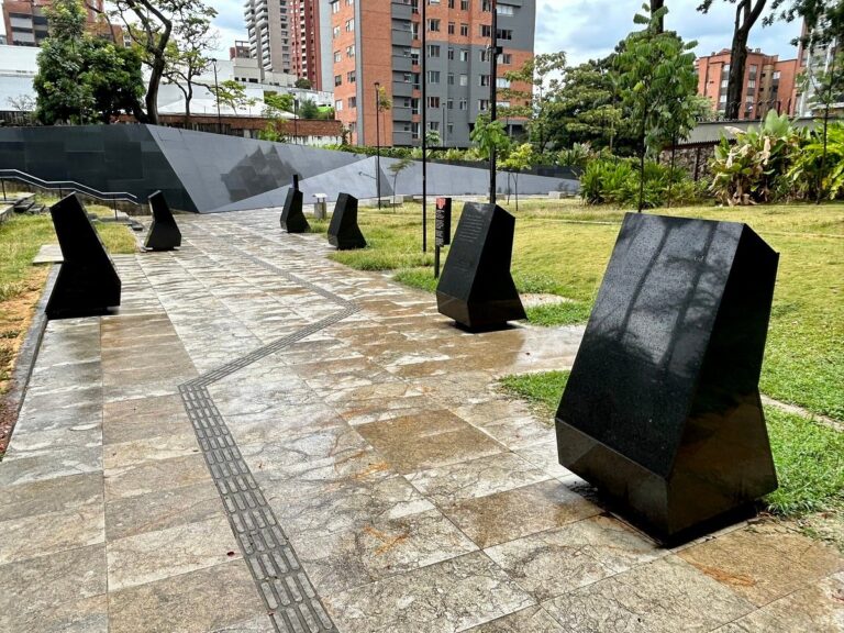 Parque Inflexión Medellín construido en memoria de las víctimas del narcotráfico