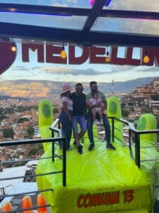 un mirador en la comuna13 para ir y tomarse una cervecita