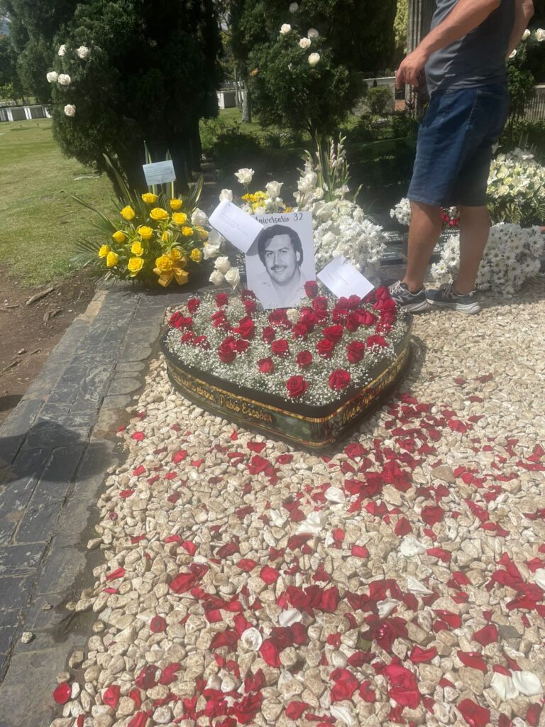 tumba de pablo escobar medellin